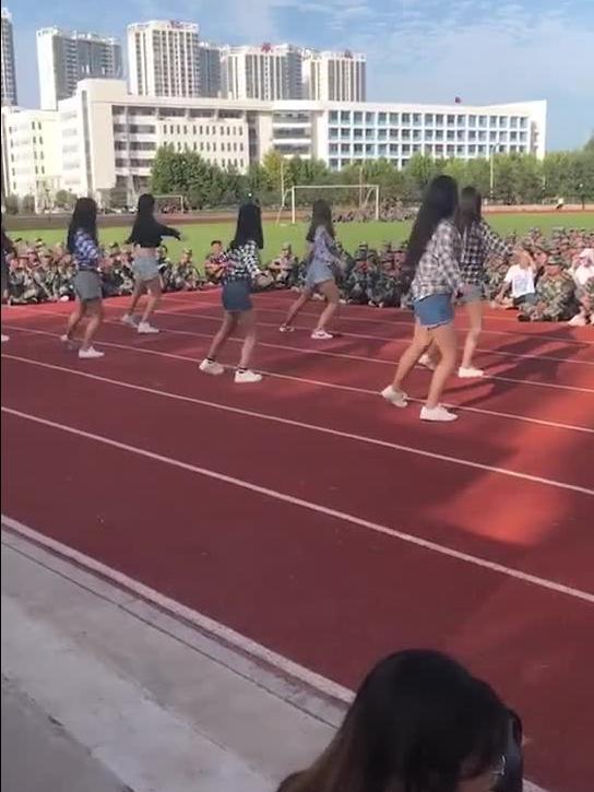 军训舞蹈吃瓜视频,揭秘军营中的青春活力瞬间